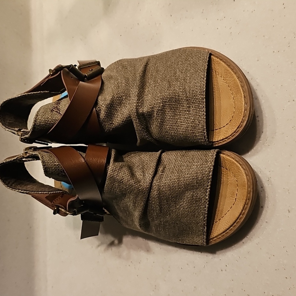Blowfish Malibu Balla Sandal. Green. Worn once. Size 6.5 True to size